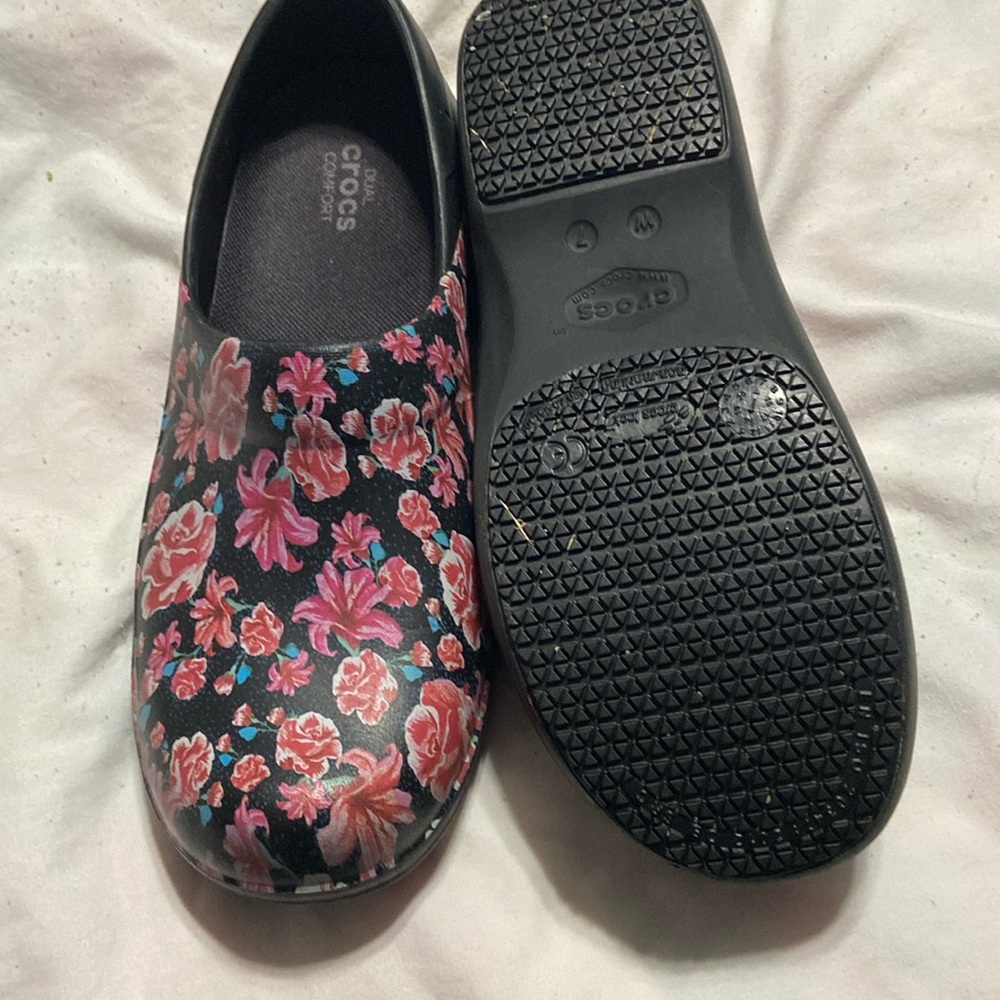 Size 7 crocs only worn a couple of times
